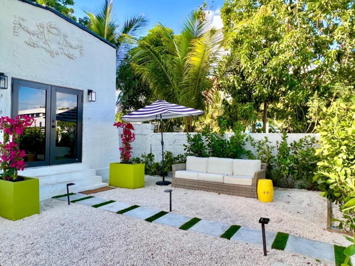 3 Seasons At The Carrington 3 Separate 2 Bedroom 1 Bathroom Apartments And A 3 Bedroom 2 Bathroom Villa Miami Exteriér fotografie