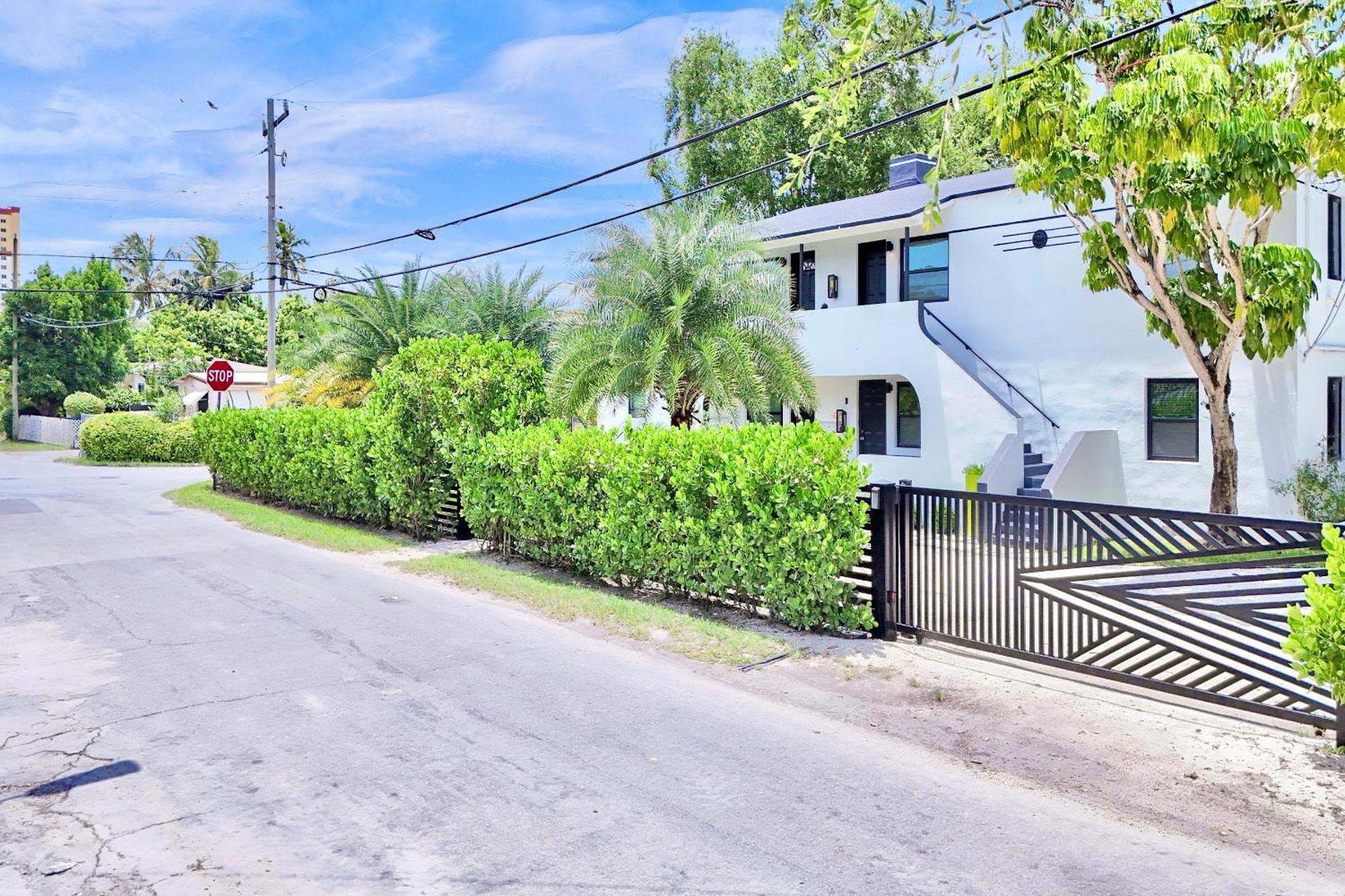 3 Seasons At The Carrington 3 Separate 2 Bedroom 1 Bathroom Apartments And A 3 Bedroom 2 Bathroom Villa Miami Exteriér fotografie